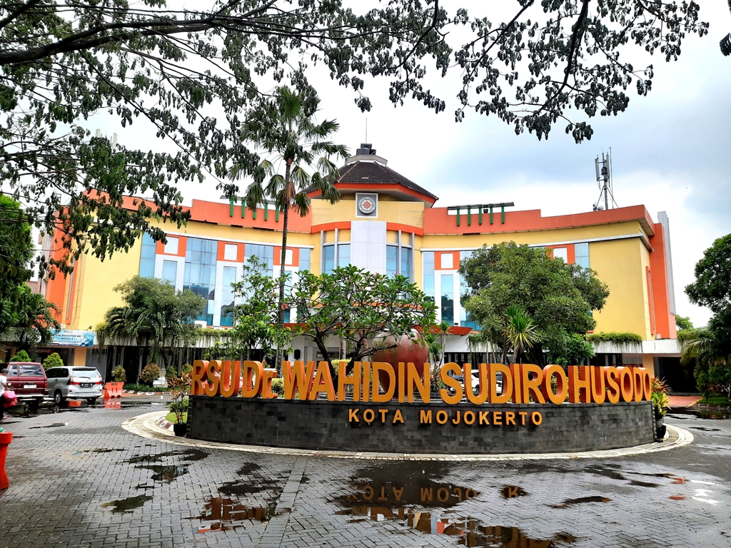 TAK LENGKAP: Penulisan identitas nama instansi publik setingkat RSUD Dr Wahidin Kota Mojokerto tampak tak komplit karena kurang huruf D pada frase RSUD.