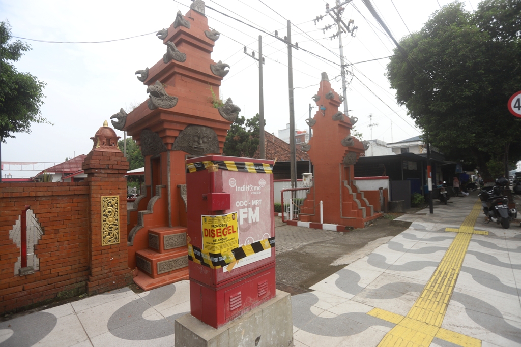 DIMATIKAN: Tanda segel terpasang pada perangkat ODC milik Telkom Akses di Jalan Empunala, Kecamatan Magersari, Kota Mojokerto, kemarin (3/12). Perusahaan ini menjadi salah satu provider yang disegel