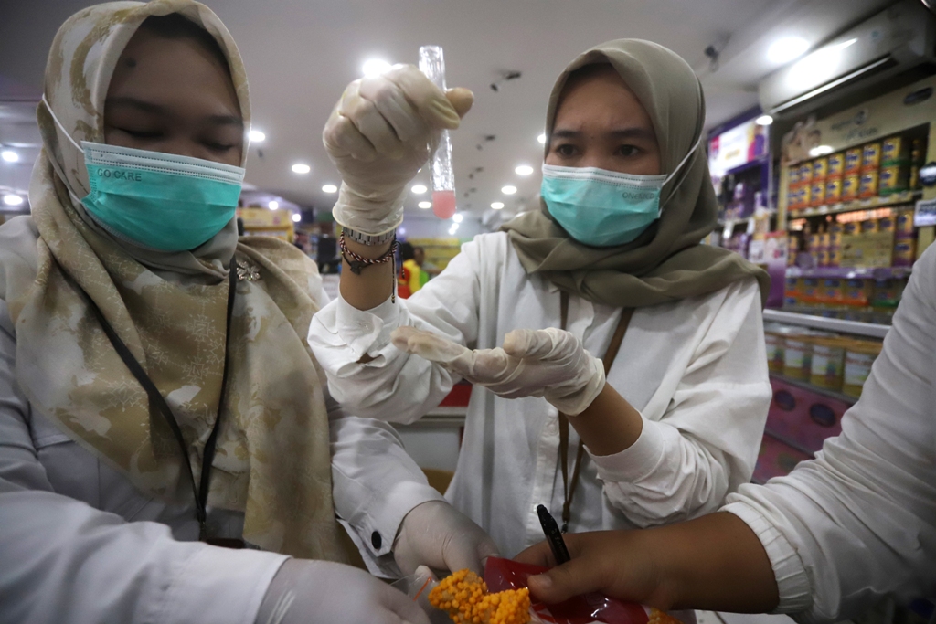 DIPERIKSA: Petugas TKPPOM dan Dinkes PPKB Kota Mojokerto menguji kandungan produk mamin di salah satu swalayan, kemarin (3/12).