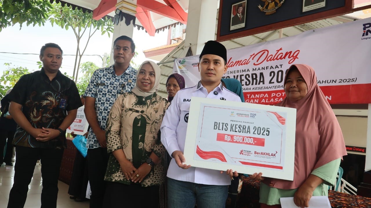 SEMRINGAH: Bupati Muhammad Albarraa, menyalurkan BLTS Kesejahteraan Rakyat untuk warga kurnag mampu di Pendopo Kantor Kecamatan Trawas beberapa waktu lalu.