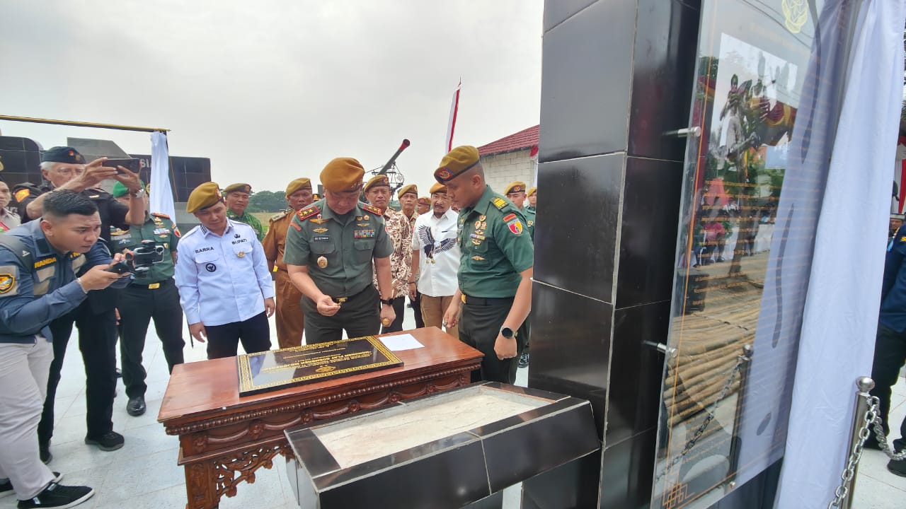 BERSEJARAH: Danpussenarhanud Mayjen TNI R. Edi Setiawan didampingi Bupati Muhammad Albarraa dan para undangan meresmikan Monumen Plat Gombrek di Desa Parengan, Kecamatan Jetis, kemarin (3/12).