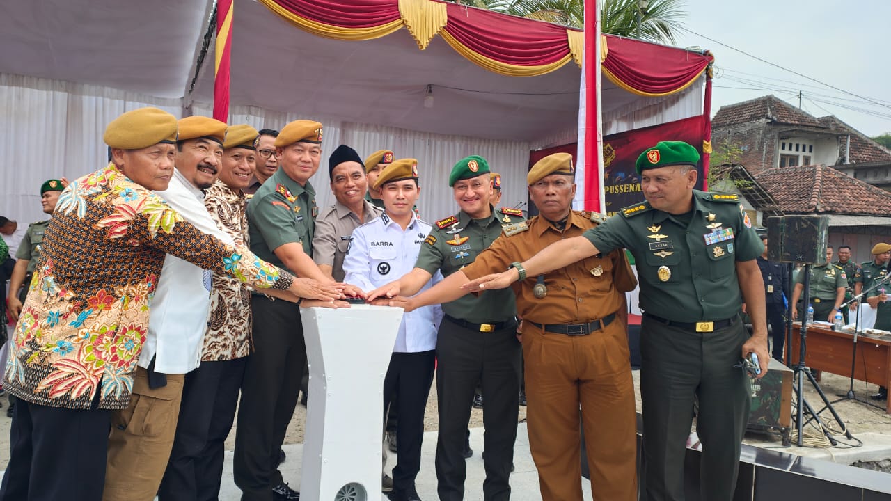 BERSEJARAH: Danpussenarhanud Mayjen TNI R. Edi Setiawan didampingi Bupati Muhammad Albarraa dan para undangan meresmikan Monumen Plat Gombrek di Desa Parengan, Kecamatan Jetis, kemarin (3/12).