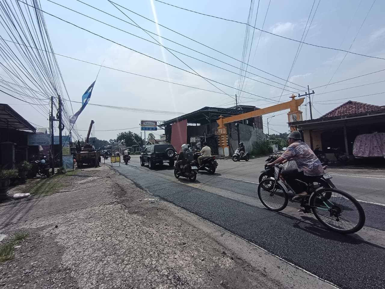 PEMELIHARAAN: Dinas PU Bina Marga Provinsi Jatim melakukan penambalan jalan di jalur Mojosari-Pacet, Desa Jatilangkung, Kecamatan Pungging, kemarin (3/12).