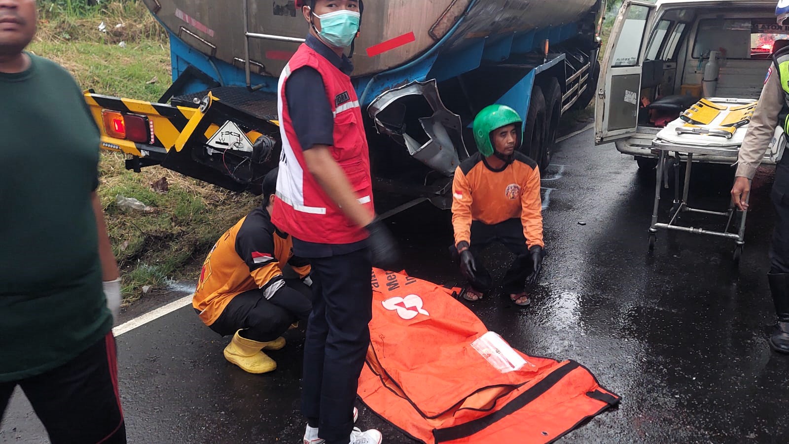 DIEVAKUASI: Korban dievakuasi petugas ke RSUD Dr. Wahidin Sudiro Husodo Kota Mojokerto, Selasa (2/12).