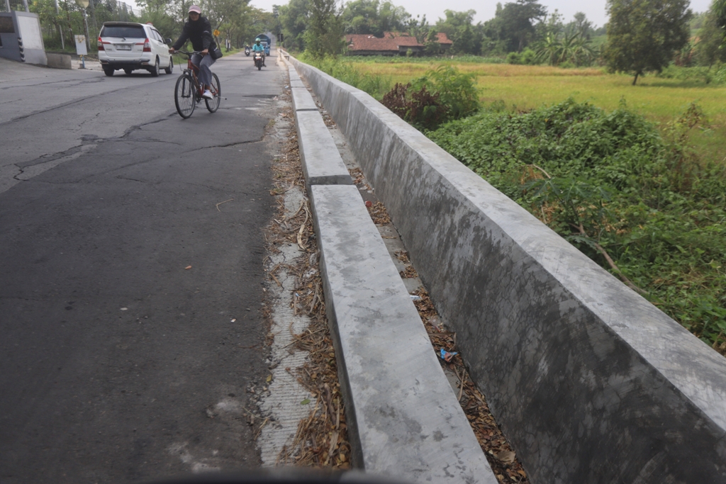 SESUAI MUTU: Pengerjaan sistem drainase lingkungan di Desa Pulorejo Kecamatan Dawarblandong sesuai mutu.
