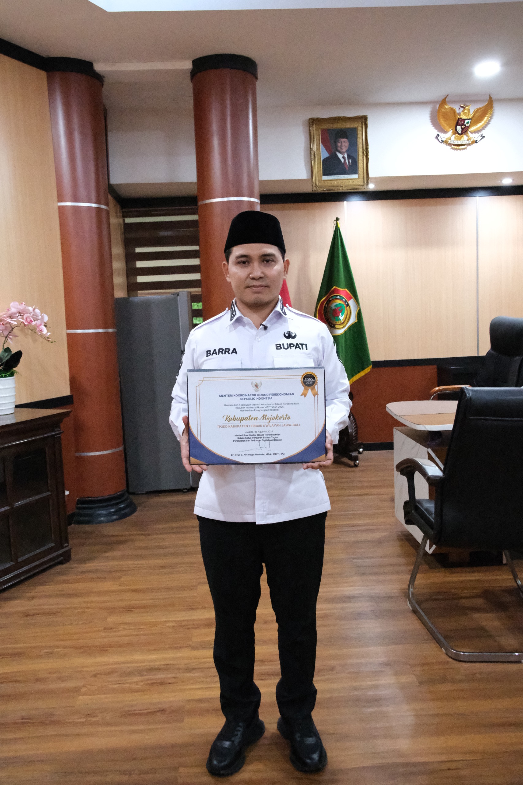 MEMBANGGAKAN: Bupati Mojokerto Muhammad Albarraa mengapresiasi jajaran TP2DD yang berhasil membawa Kabupaten Mojokerto raih TP2DD Terbaik II Wilayah Jawa-Bali 2025.