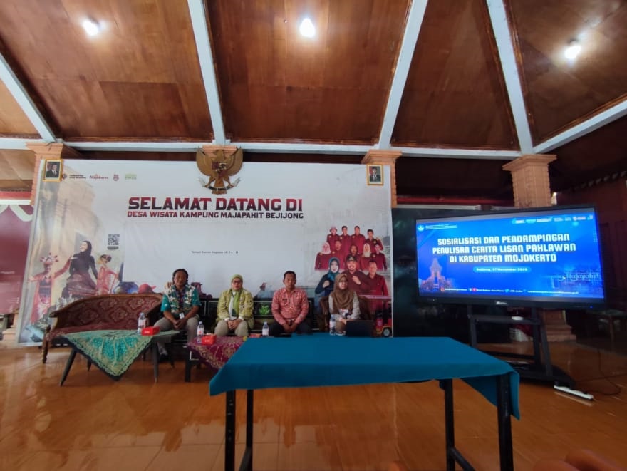 LESTARIKAN SEJARAH: Kegiatan sosialisasi dan pendampingan penulisan cerita lisan pahlawan di Desa Bejijong, Kecamatan Trowulan, oleh Balai Bahasa Provinsi Jawa Timur, Kamis (27/11).