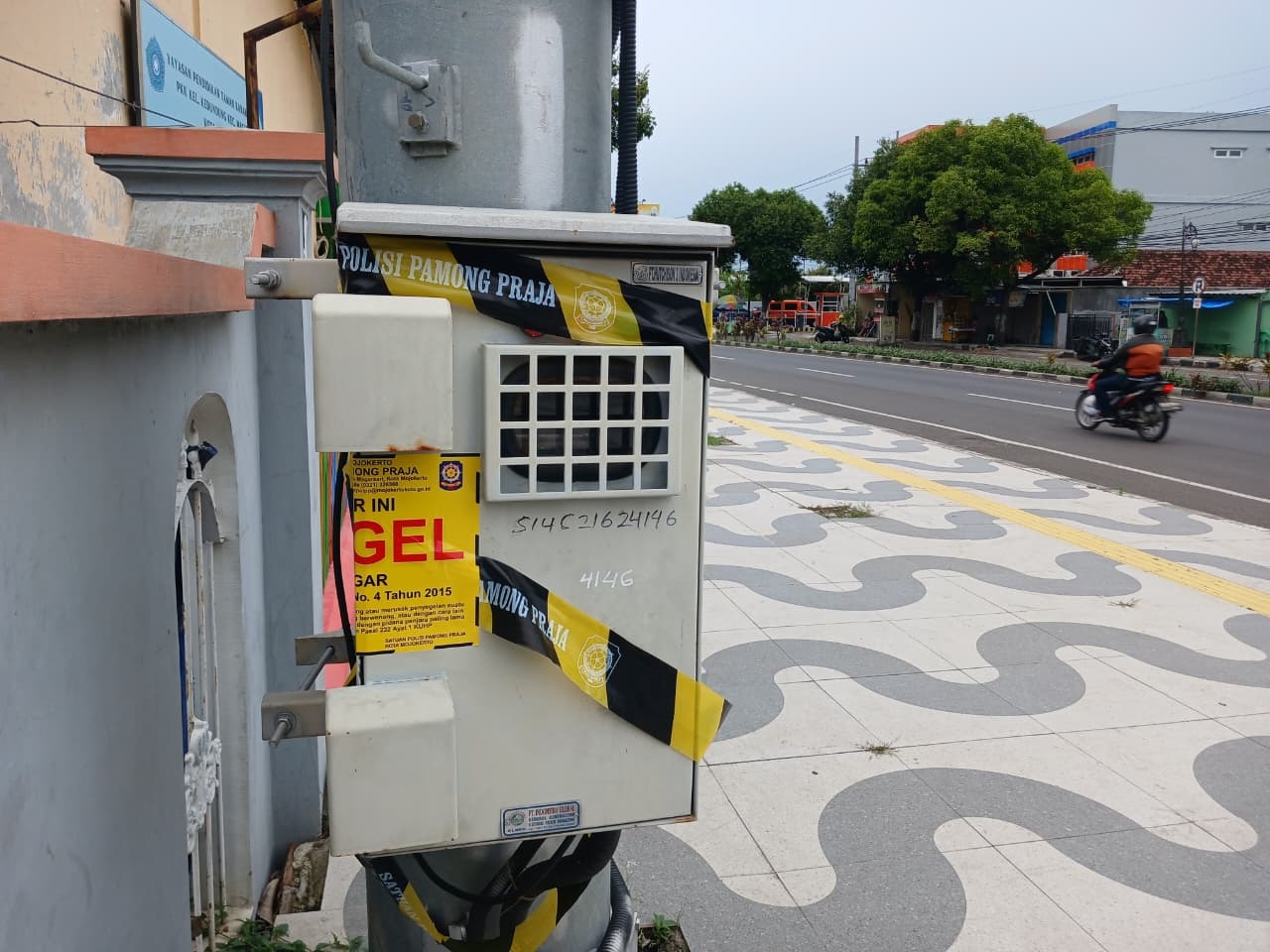 DIPUTUS: Perangkat ODC-ODP tower Indosat di Jalan Empunala, Kota Mojokerto, dipasangi tanda segel oleh satpol PP setempat, kemarin (4/12).