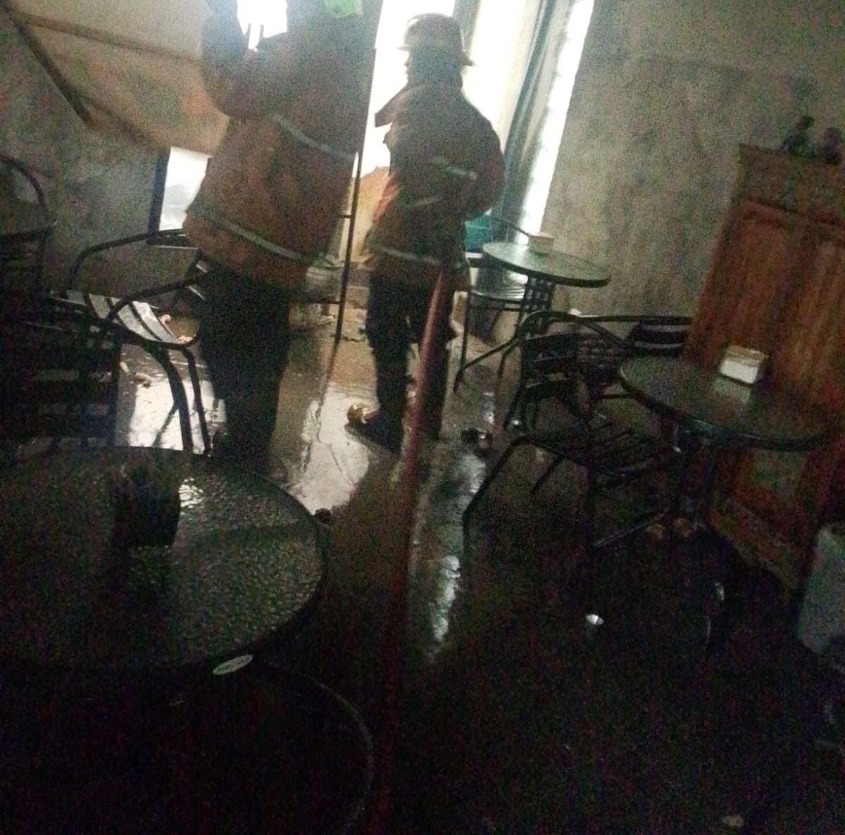 DIJINAKKAN: Petugas Damkar BPBD Kabupaten Mojokerto melakukan upaya pemadaman kebakaran di rumah warga di Desa Tambakagung, Kecamatan Puri, kemarin (4/12).