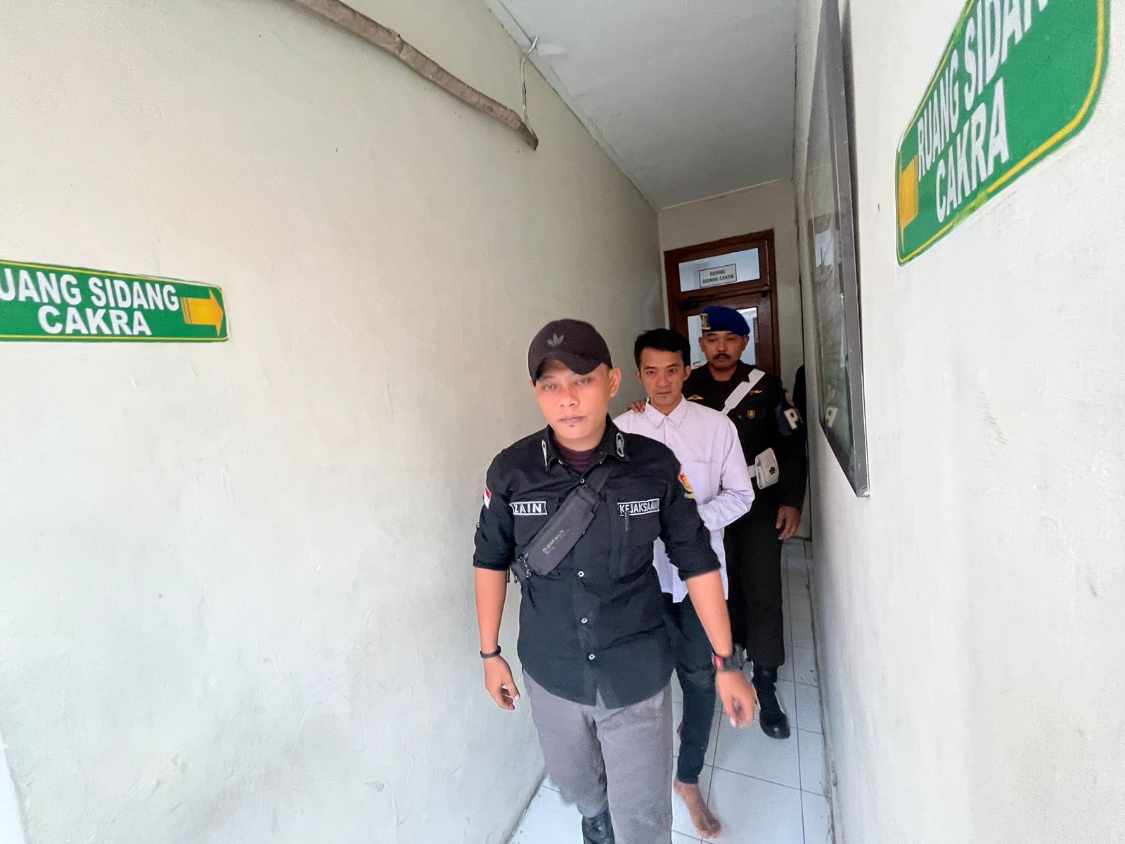HUKUMAN BERAT: Terdakwa rudapaksa anak asal Trowulan, FFA, saat dikeler petugas Kejaksaan Negeri Kabupaten Mojokerto usai menjalani sidang putusan di Pengadilan Negeri Mojokerto, kemarin (4/12).