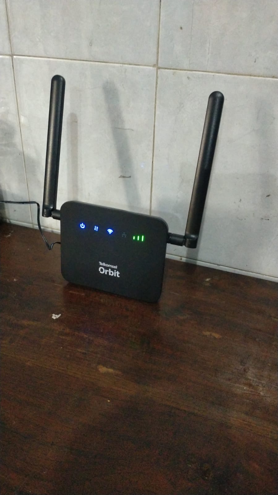 TANGGUNG BEBAN: Para siswa SMPN 1 Mojokerto terpaksa menggunakan paket kuota handphone pribadi untuk mengerjakan soal ujian sumatif akhir semester akibat penyegalan jaringan internet milik beberapa pr