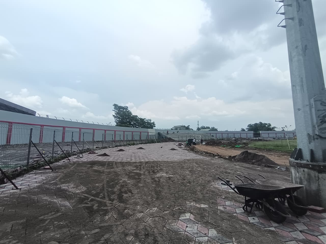 BELUM TERSENTUH: Lapangan sepak bola dan area lintasan lari di Stadion Gajah Mada belum tersentuh rehabilitasi. Rencananya, realisasi pekerjaan baru dilaksanakan tahun depan.