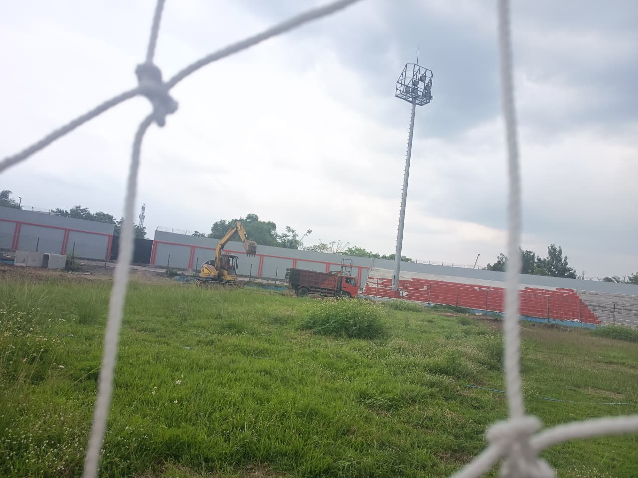 BELUM TERSENTUH: Lapangan sepak bola dan area lintasan lari di Stadion Gajah Mada belum tersentuh rehabilitasi. Rencananya, realisasi pekerjaan baru dilaksanakan tahun depan.