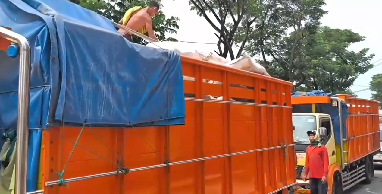 BARANG BUKTI: Petugas memuat ratusan sak pupuk bersubsidi ke dalam truk sebelum diserahkan ke Disperta Kabupaten Mojokerto, Senin (1/12).