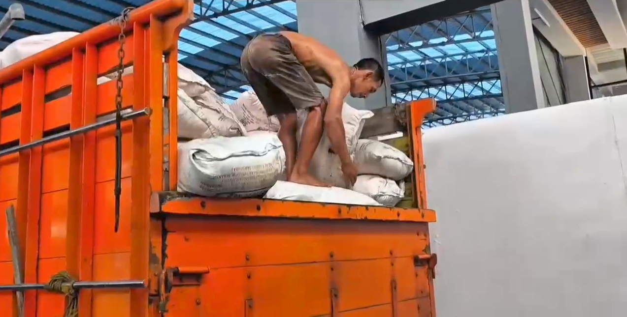 BARANG BUKTI: Petugas memuat ratusan sak pupuk bersubsidi ke dalam truk sebelum diserahkan ke Disperta Kabupaten Mojokerto, Senin (1/12).