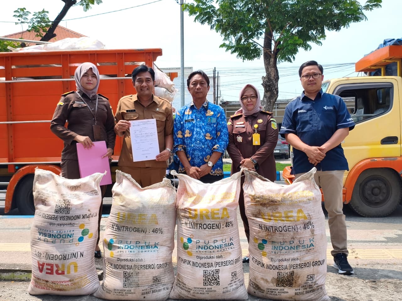 PUTUSAN SIDANG: Kejari Kabupaten Mojokerto menyerahkan ratusan sak pupuk bersubsidi ke disperta, Senin (1/12).