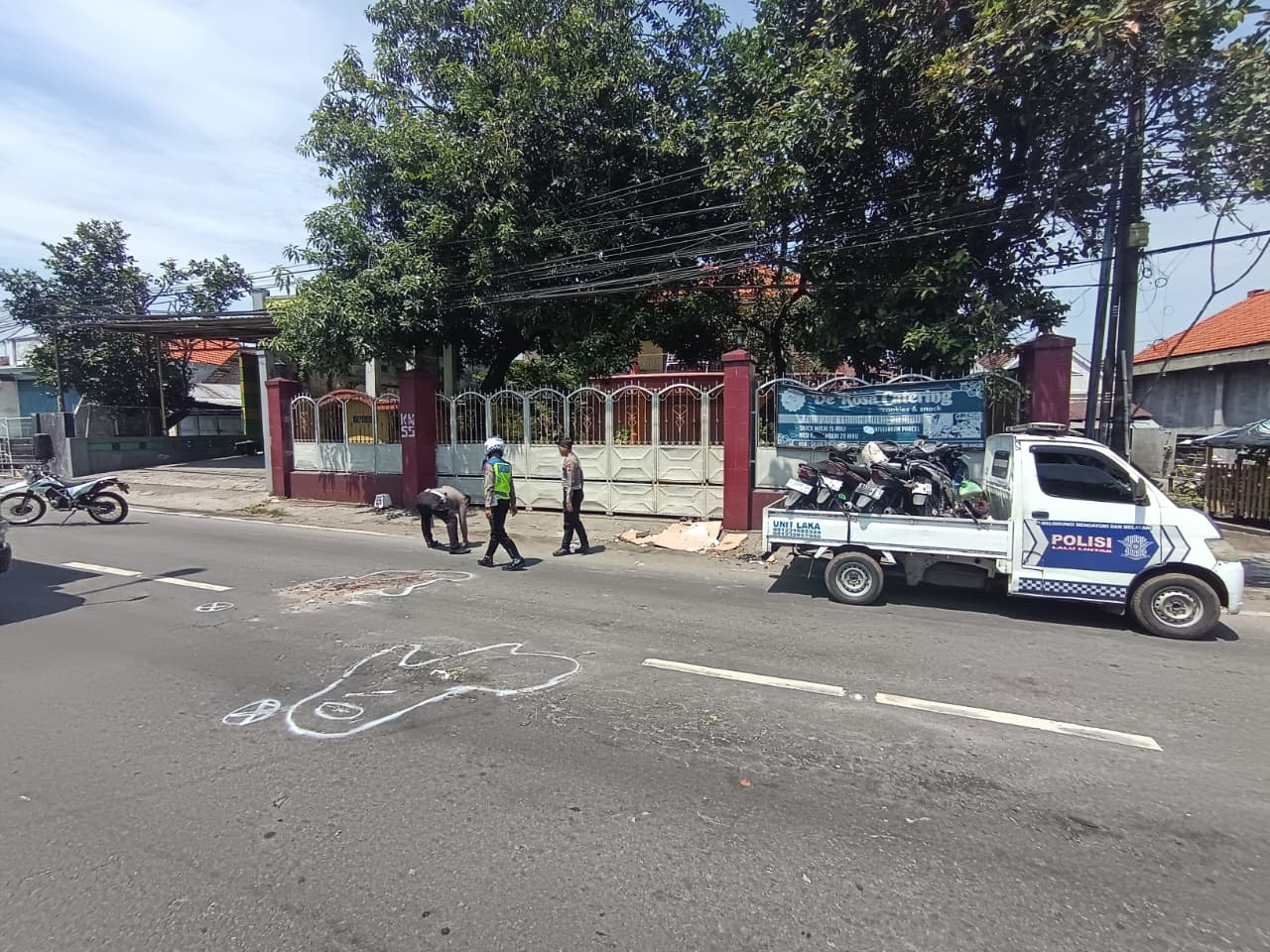 NAHAS: Petugas kepolisian tengah melakukan olah TKP kecelakaan lalu lintas di Jalan Bypass, Desa Jampirogo, Kecamatan Sooko, Kabupaten Mojokerto, Jumat (5/12).&nbsp;