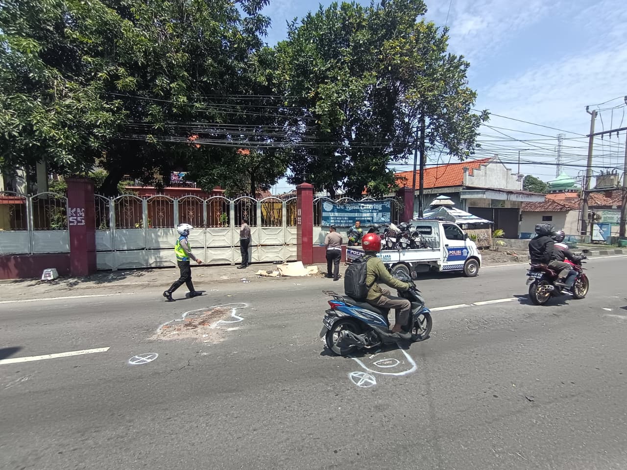 NAHAS: Petugas kepolisian tengah melakukan olah TKP kecelakaan lalu lintas di Jalan Bypass, Desa Jampirogo, Kecamatan Sooko, Kabupaten Mojokerto, Jumat (5/12).&nbsp;
