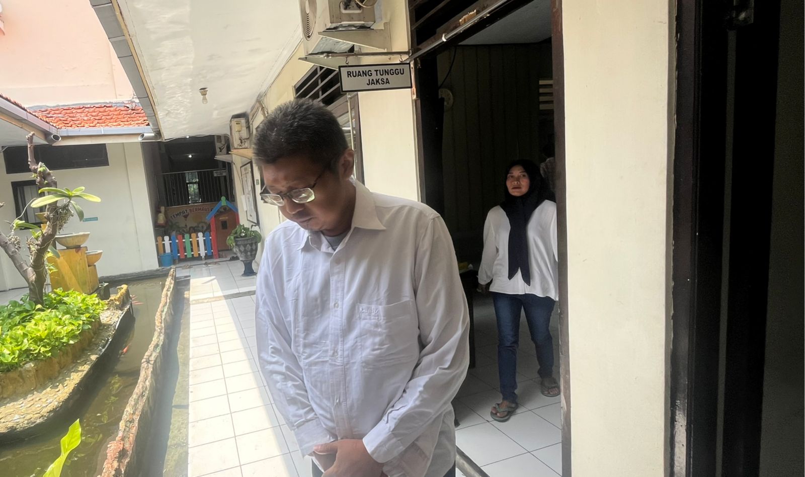LIHAI: Nova Eka Prasetia, terdakwa pemalsuan STNK usai sidang di Pengadilan Negeri Mojokerto, Rabu (3/12).