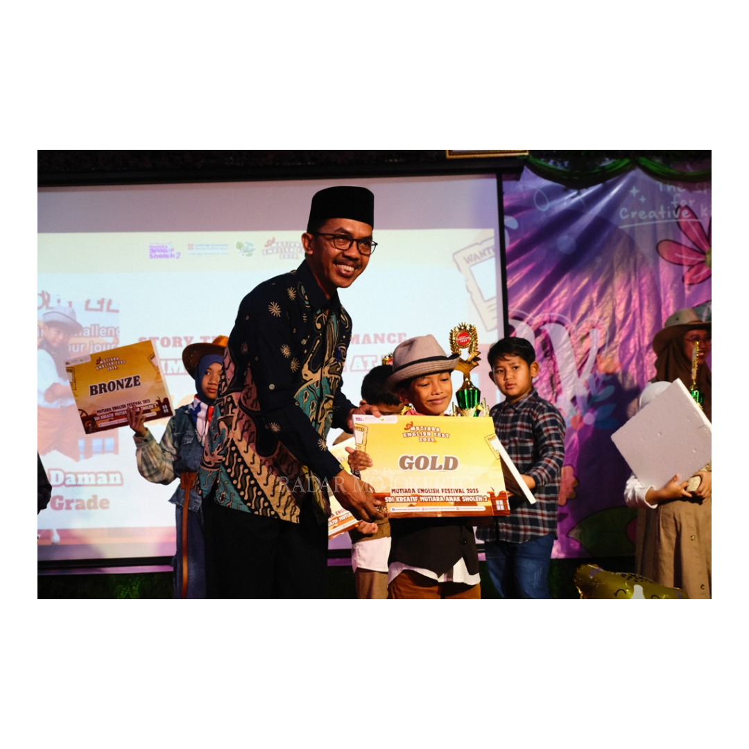 ASAH KREATIVITAS: Perwakilan Dispendik Kabupaten Mojokerto memberikan trofi kepada salah satu siswa SDI Kreatif Mutiara Anak Sholeh 2 Mojokerto yang berhasil meraih juara dalam MEF.