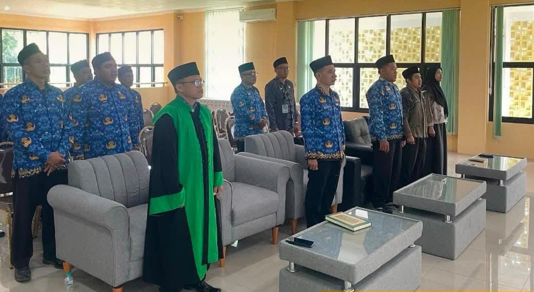 DITETAPKAN: Lima pegawai PPPK paruh waktu di lingkup Kemenag Kota Mojokerto resmi melalui proses pengangkatan pegawai, beberapa waktu lalu.