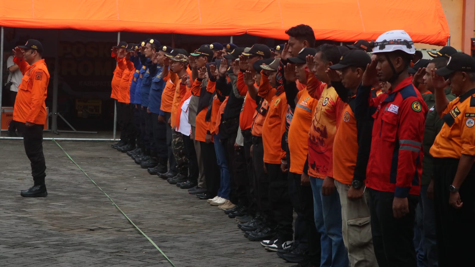 SIAP SIAGA: Bupati Mojokerto Muhammad Albarraa mengukuhkan 220 personil gabungan dengan relawan untuk membuka posko 24 jam nonstop menghadapi bencana hidrometeorologi di musim hujan.