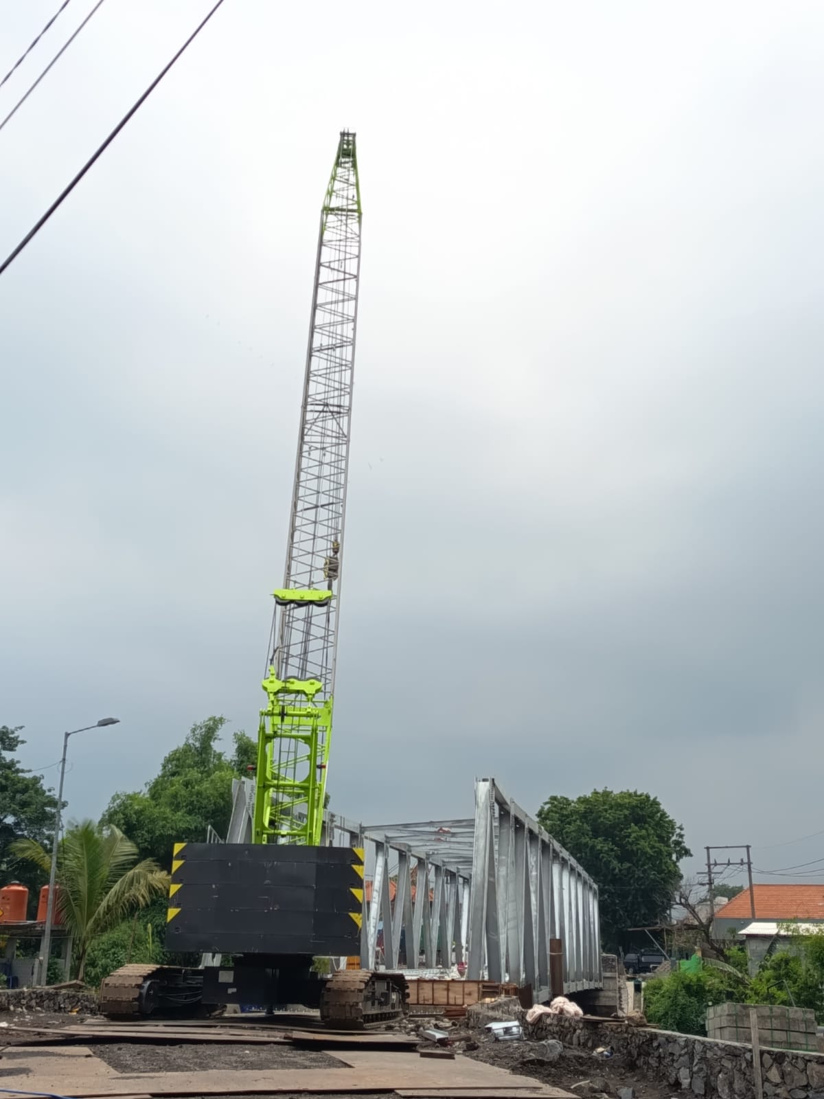 MENUNJUKKAN PERKEMBANGAN: Pengerjaan proyek Jembatan Lebaksono di Kecamatan Pungging menjadi salah satu prioritas pembangunan Pemkab Mojokerto yang hingga kini terus dikebut.