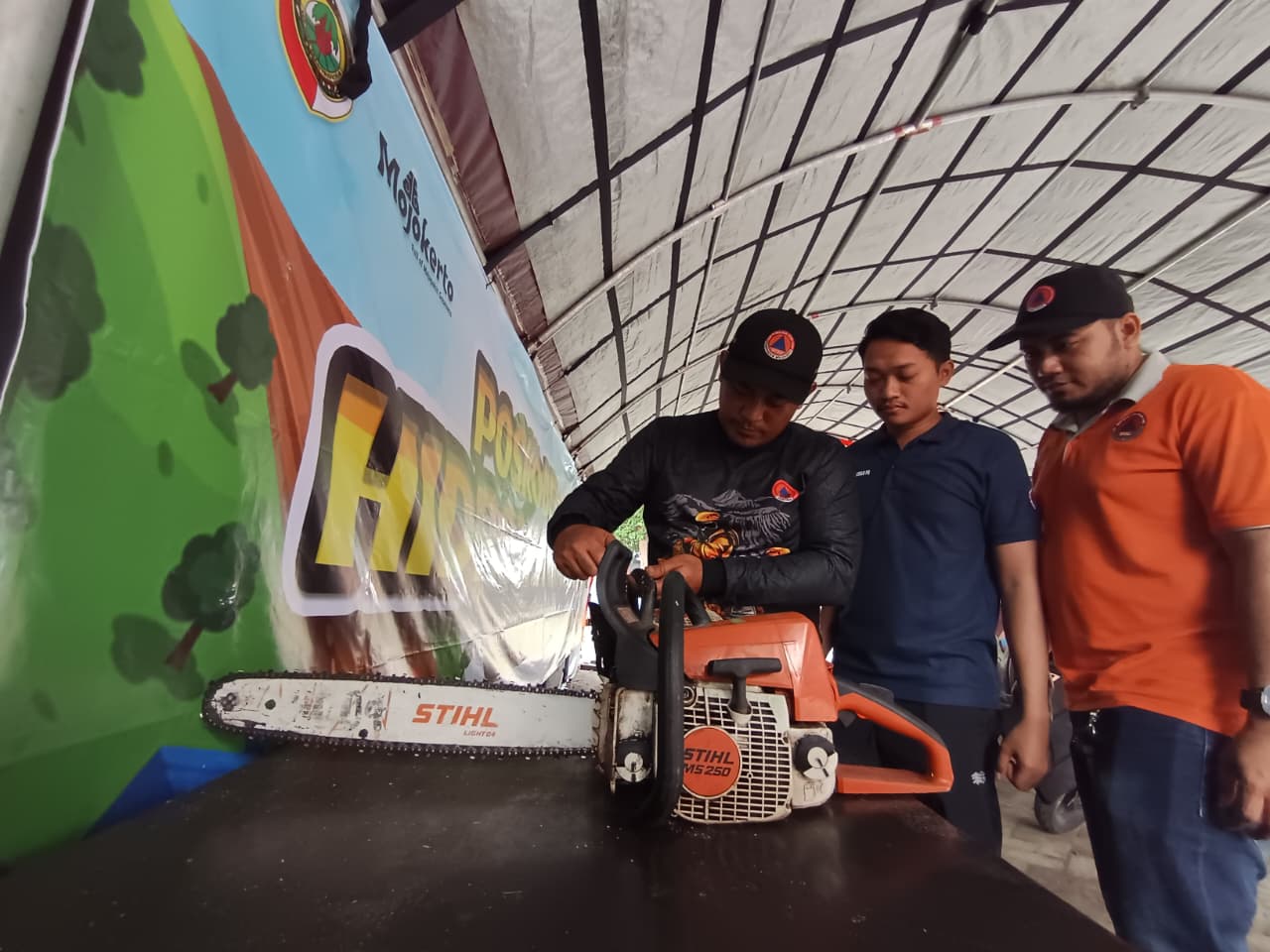 DISIAGAKAN: Petugas mengecek mesin senso yang disiagakan di posko bencana hidrometeorologi di Mako BPBD Kabupaten Mojokerto, kemarin (5/12).  &nbsp;