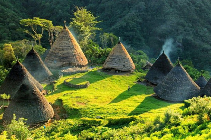 Desa adat Wae Rebo, yang terletak di Kabupaten Manggarai, Nusa Tenggara Timur, dikenal sebagai &ldquo;Negeri di Atas Awan&rdquo;. Sumber Foto: Google