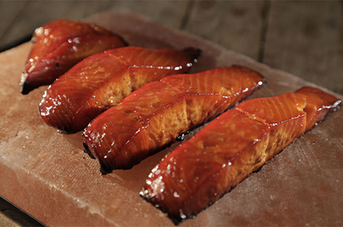 Belakangan ini, fenomena candied salmon mulai ramai diperbincangkan setelah banyak konten kreator sosial media membagikan proses pembuatan. Sumber foto: Google