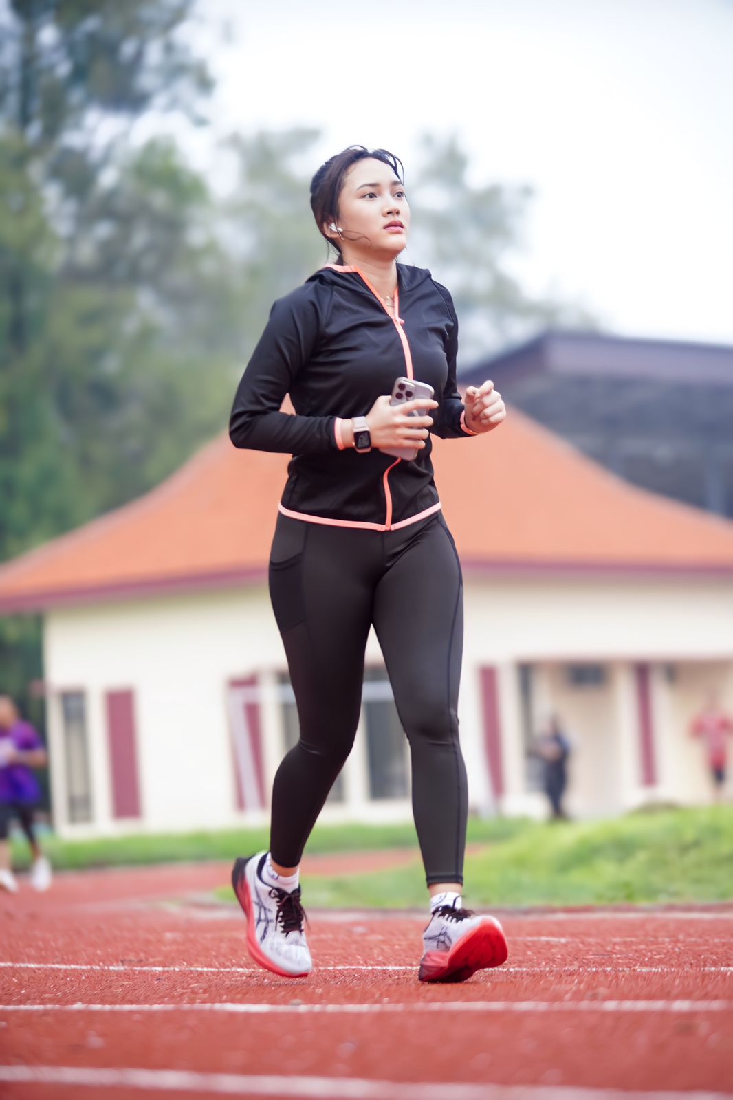 RUNNING: Seorang pelari tengah melintasi lintasan lari di Gelora Ahmad Yani Kota Mojokerto.