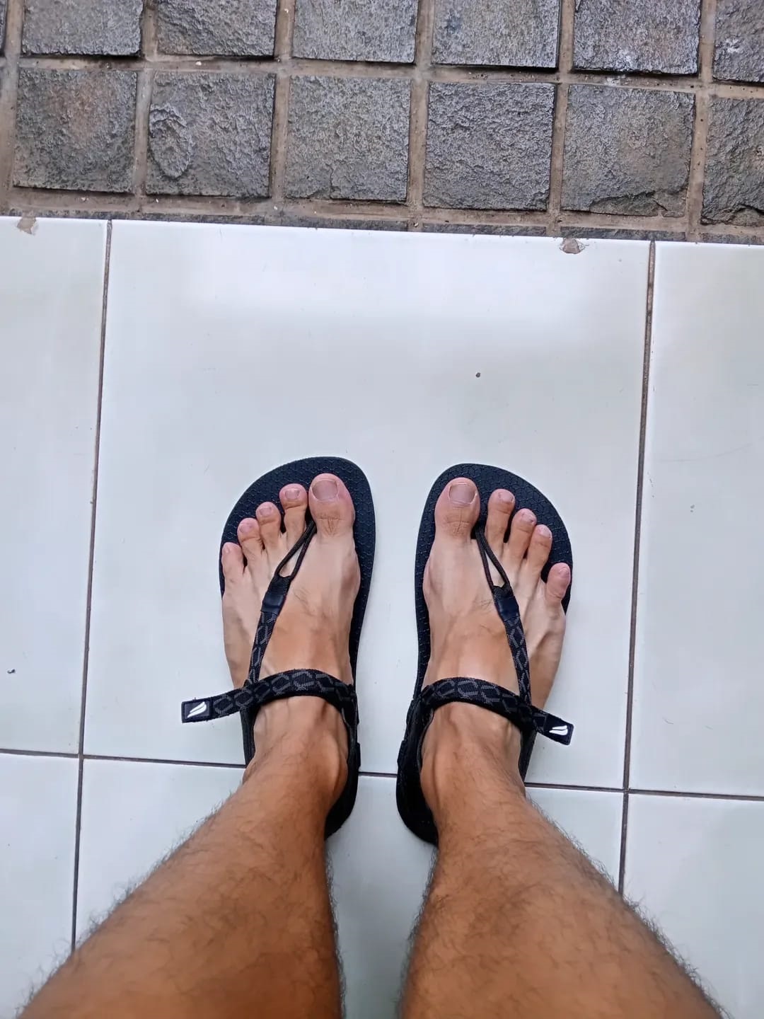 Seseorang memakai sandal barefoot.