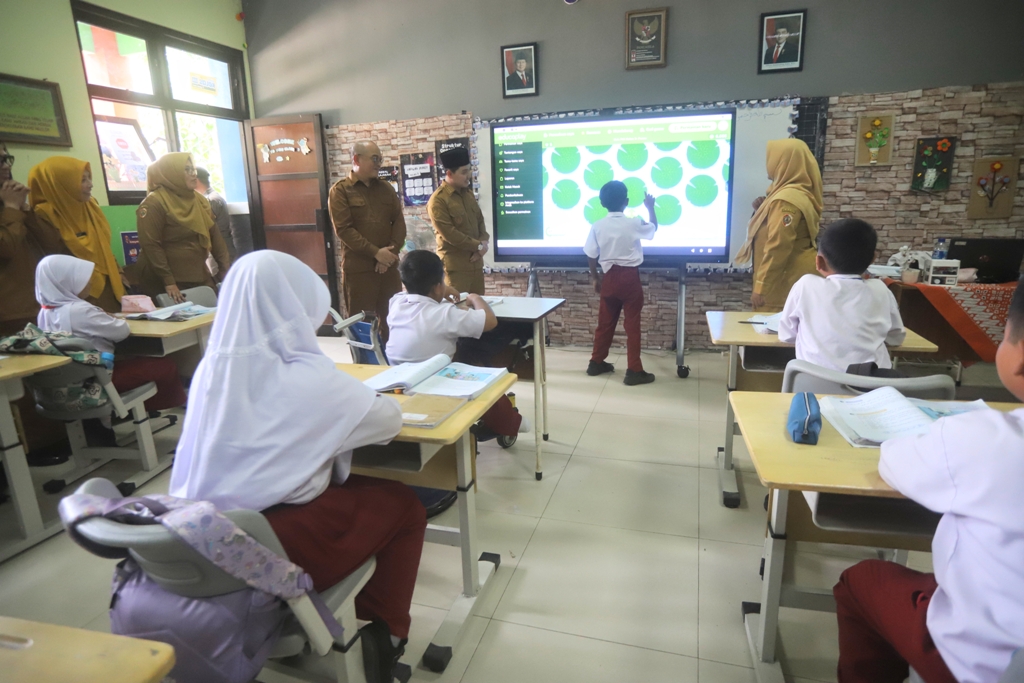 MENYENANGKAN: Bupati Muhammad Albarraa didampingi Plt Kepala Dispendik Kabupaten Mojokerto Yo