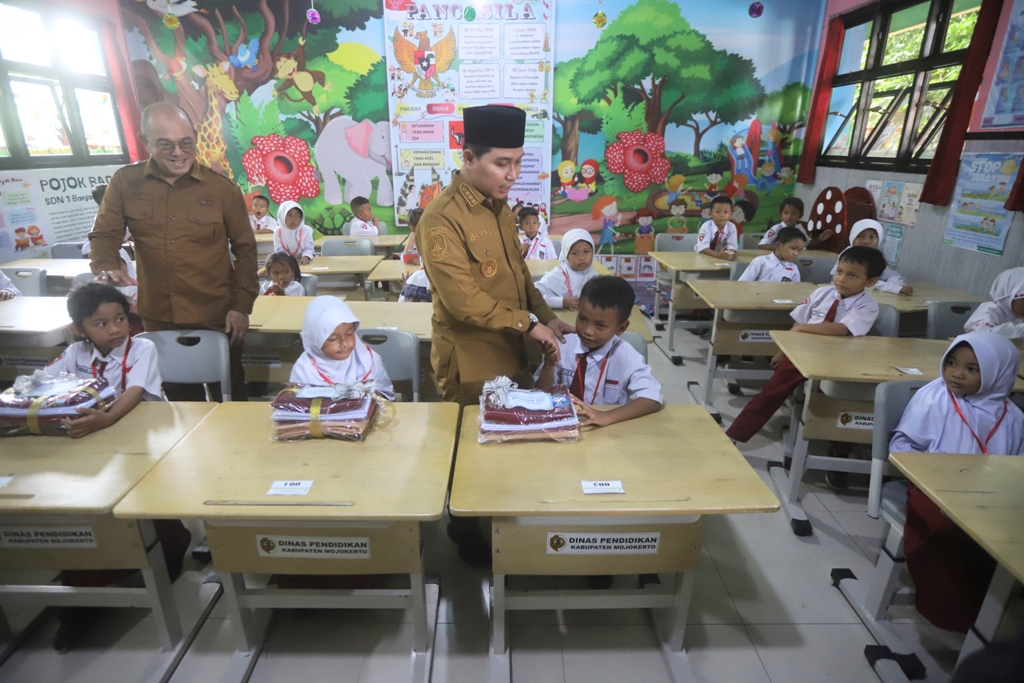 MENYENANGKAN: Bupati Muhammad Albarraa didampingi Plt Kepala Dispendik Kabupaten Mojokerto Yo