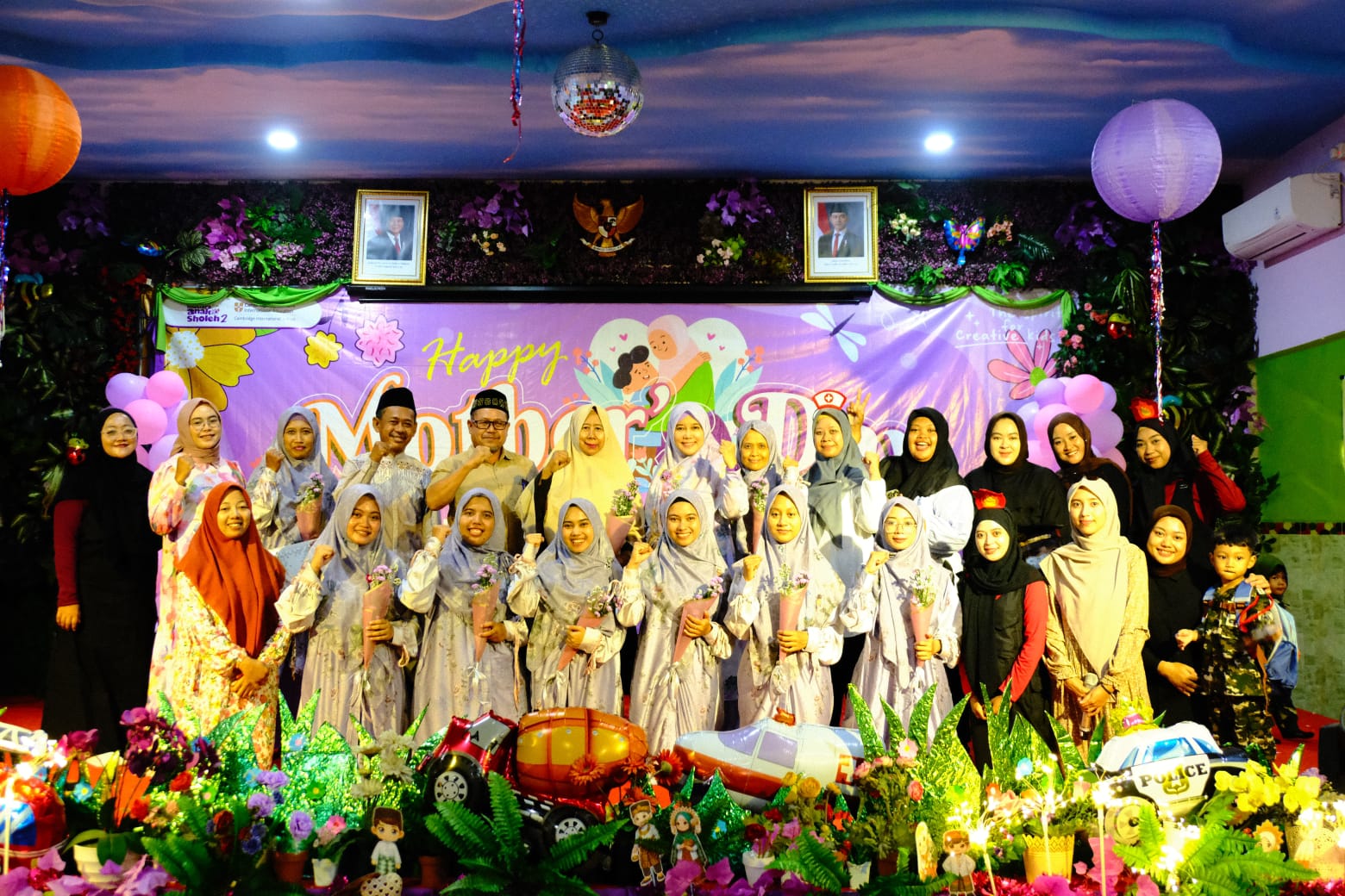 Anak dan para bunda menikmati kebersamaan dalam momen Mother&rsquo;s Day yang digelar PG/TK Mutiara Anak Sholeh 2 Mojokerto, Sabtu (6/12).