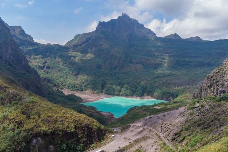 Gunung Kelud di Kediri merupakan salah satu destinasi alam yang selalu berhasil mencuri perhatian para wisatawan, baik dari dalam maupun luar daerah. sumber foto: pinterest