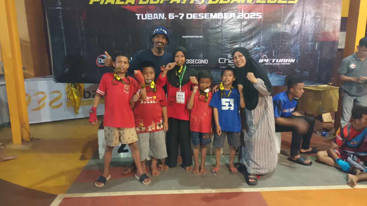 PRESTASI: Pengasuh Vila Doa Yatim Sejahtera Mukhammad Mukhiddin bersama lima anak asuhnya yang meradih medali Kejurprov IBCA MMA di GOR Rangga Jaya Anoraga, Tuban, 5&ndash;7 Desember.