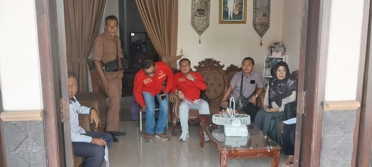 EKSEKUSI: Proses eksekusi oleh PA juga diikuti kedua belah pihak dan keduanya didampingi pengacara tergugat maupun penggugat.