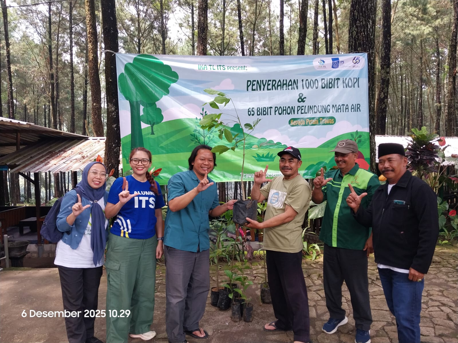 pohon untuk menjaga kelestarian lingkungan hutan sekaligus sumber mata air di Desa Trawas, Sabtu (6/12).