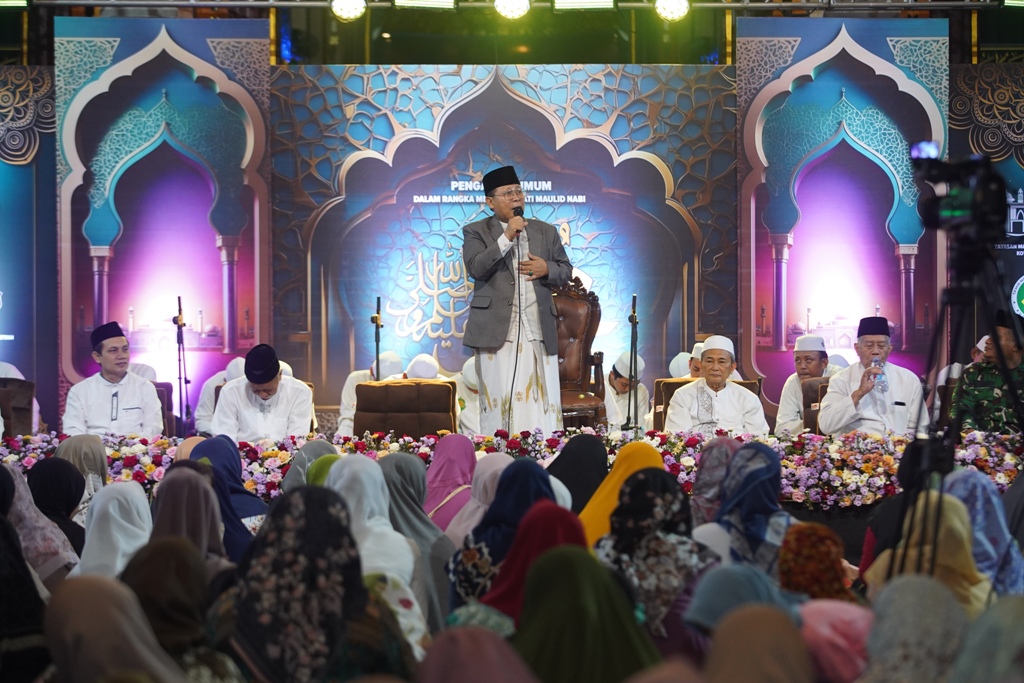 MAULID NABI: Wakil Ketua Takmir Masjid Agung Al-Fattah Kota Mojokerto Dr KH Akhmad Jazuli Aziz, SH, M.Si, menyampaikan sambutan pada Gebyar Al-Fattah 2025.