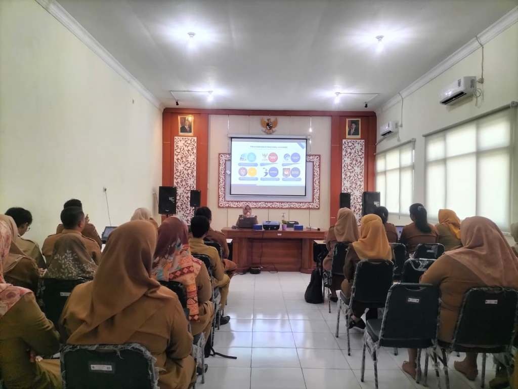 DIMAKSIMALKAN: Operator Aplikasi SRIKANDI dari satker di lingkungan pemkot mengikuti evaluasi dan pemaparan fitur baru di kantor Dispusip Kota Mojokerto.