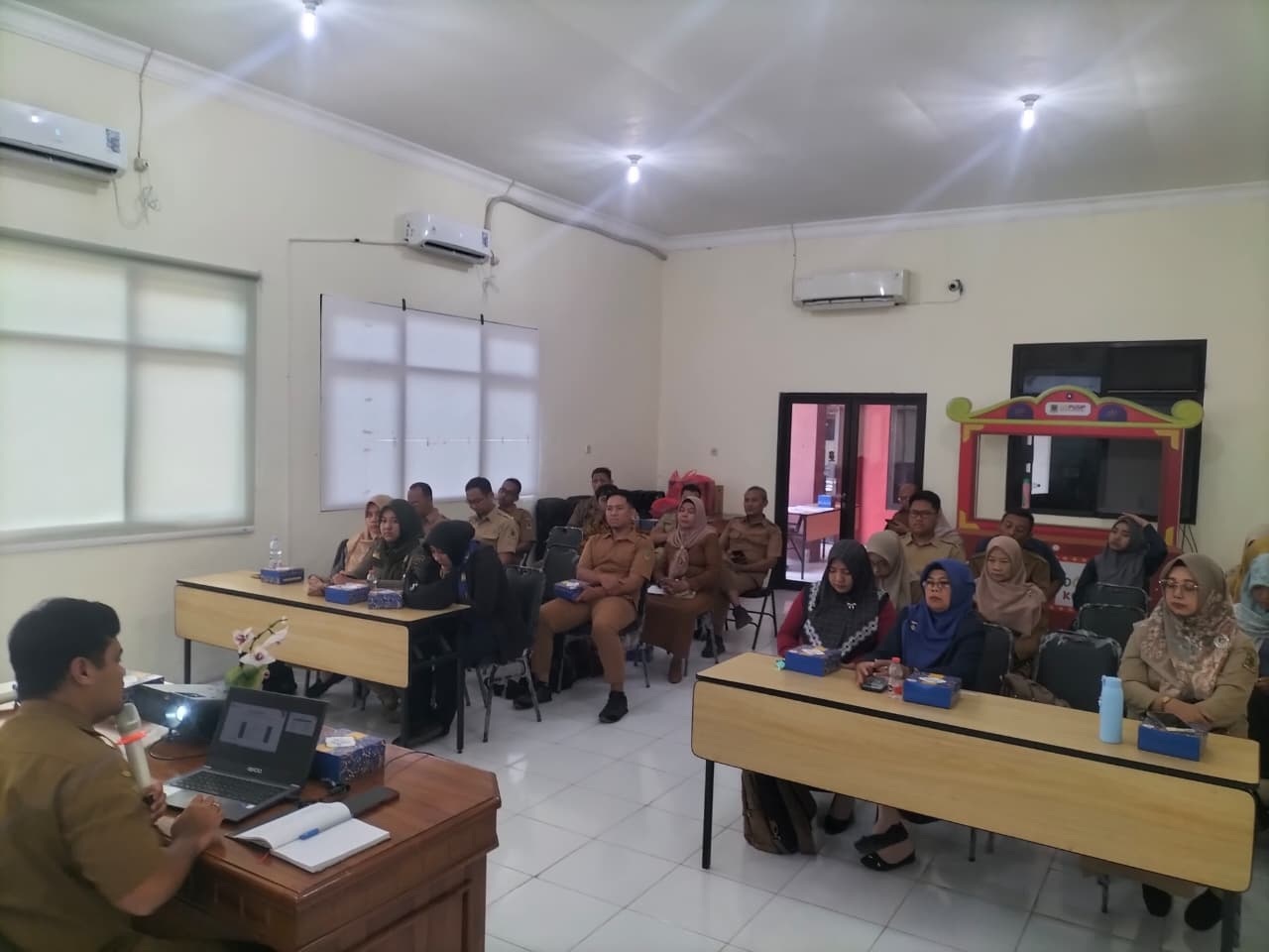 UPAYA OPTIMALISASI: Kegiatan evaluasi dan pemaparan fitur terbaru Aplikasi SRIKANDI di kantor Dispusip Kota Mojokerto.