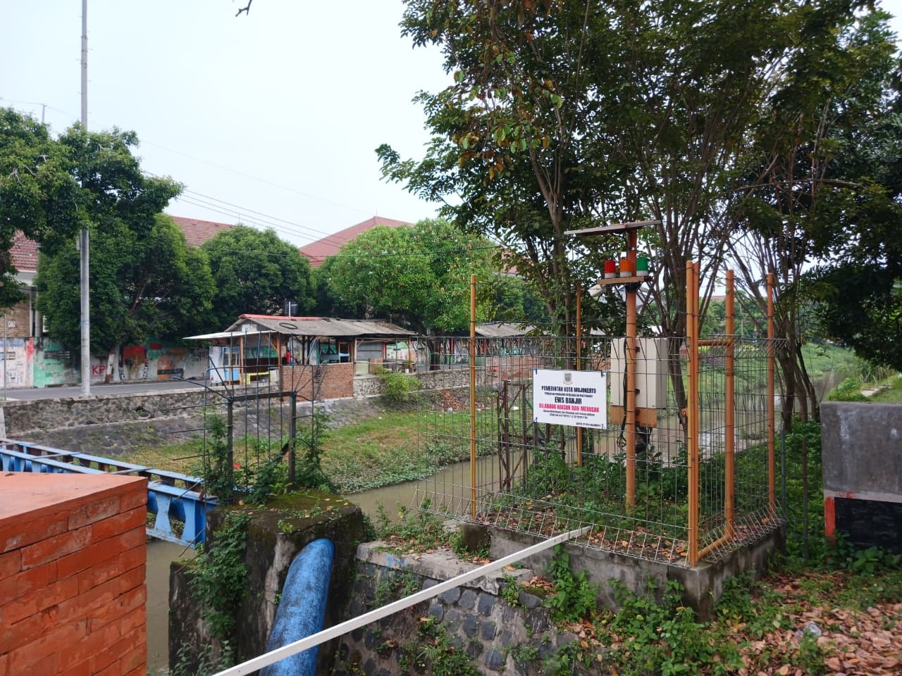 TAK BERFUNGSI: Perangkat EWS banjir di bantaran Sungai Sadar, Jalan Pahlawan Kota Mojokerto, yang mati, kemarin (7/12).