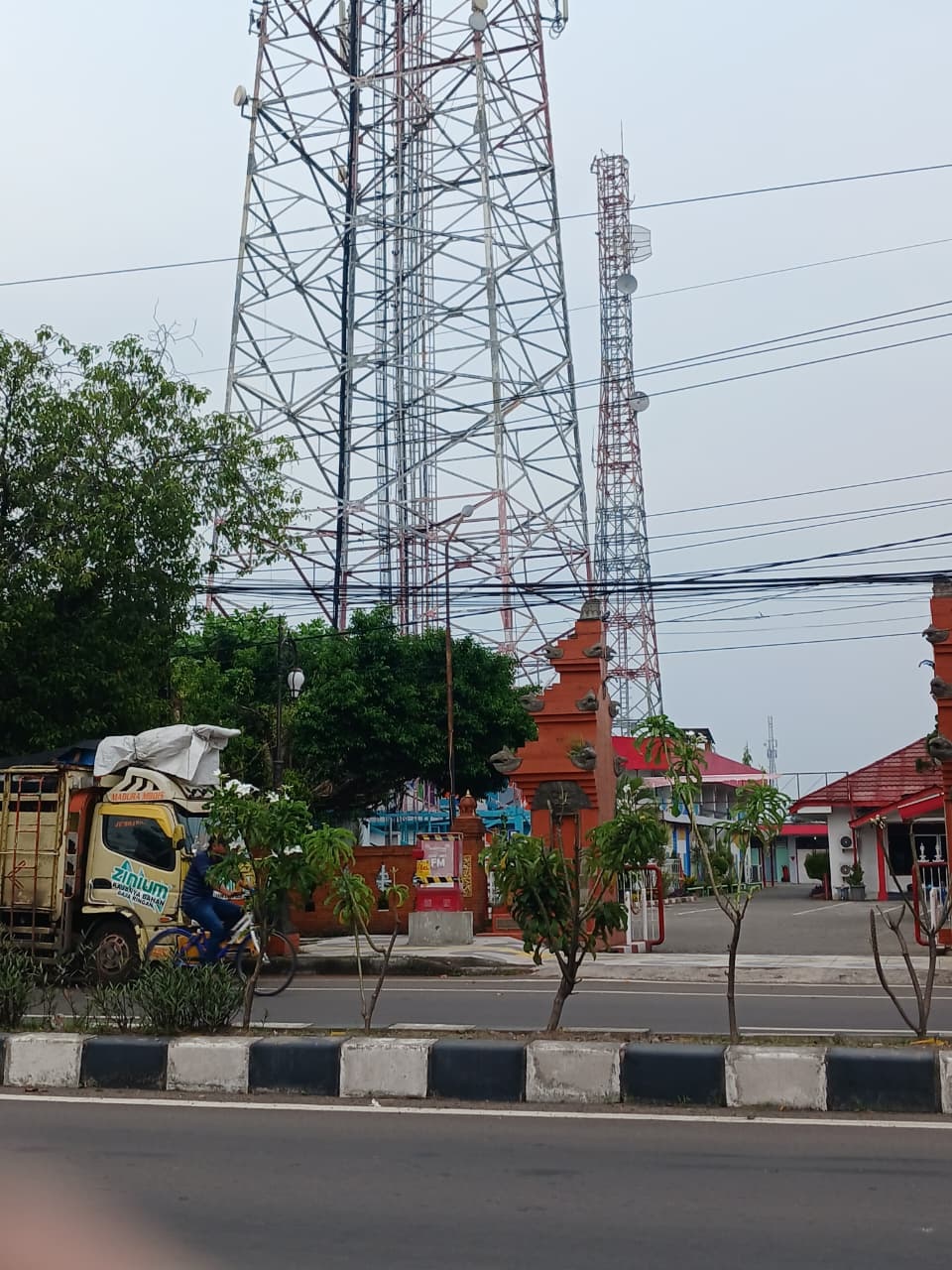 BELUM BERFUNGSI: Perangkat ODC di kantor Telkom Indonesia, Jalan Empunala, Kota Mojokerto, masih disegel, kemarin (7/12).