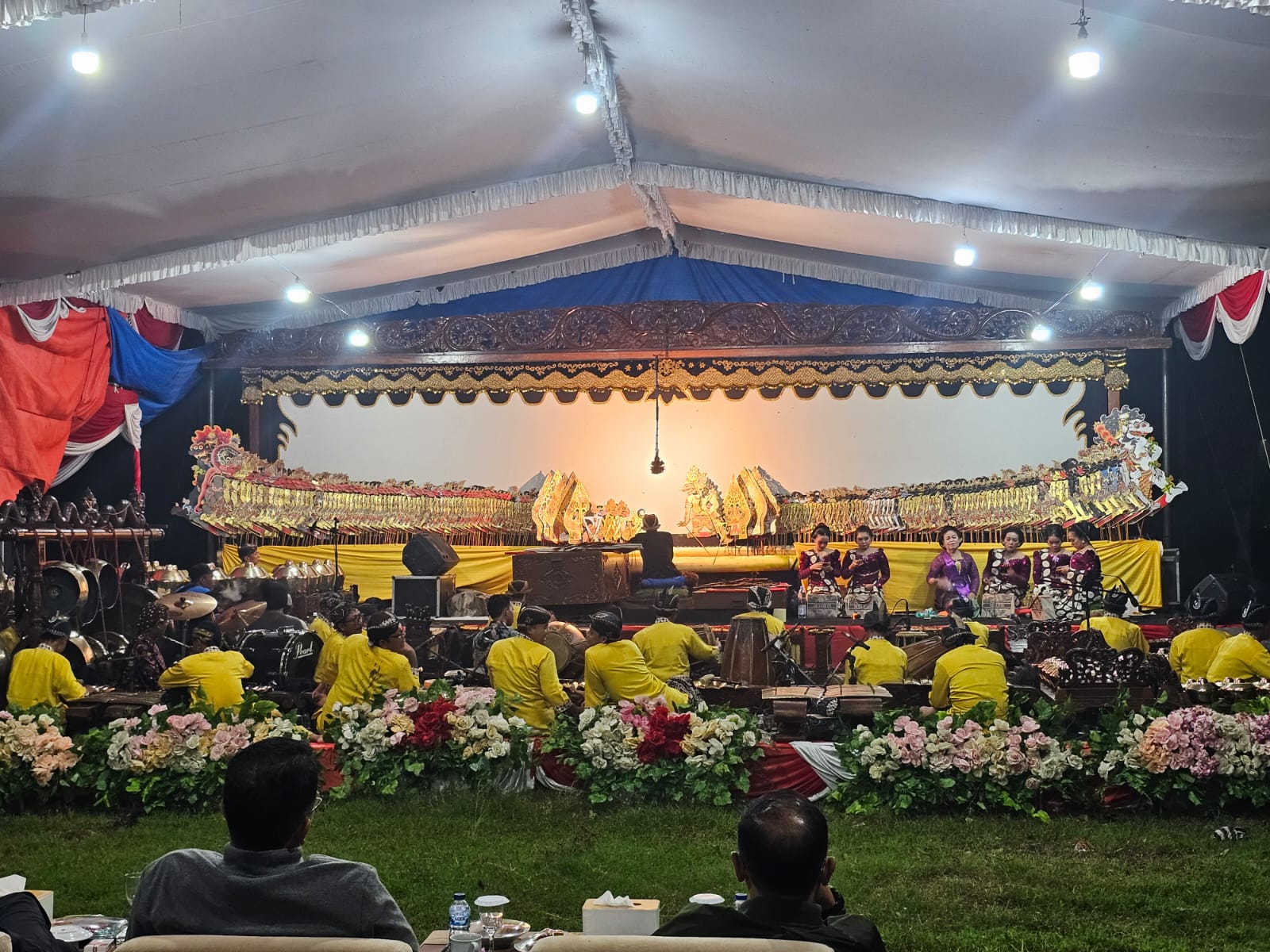 GUYUB: Pemerintah Desa Klinterejo bersama Kejari Kabupaten Mojokerto menggelar pementasan wayang kulit dengan lakon Arjuna Wiwaha, Jumat (5/12).
