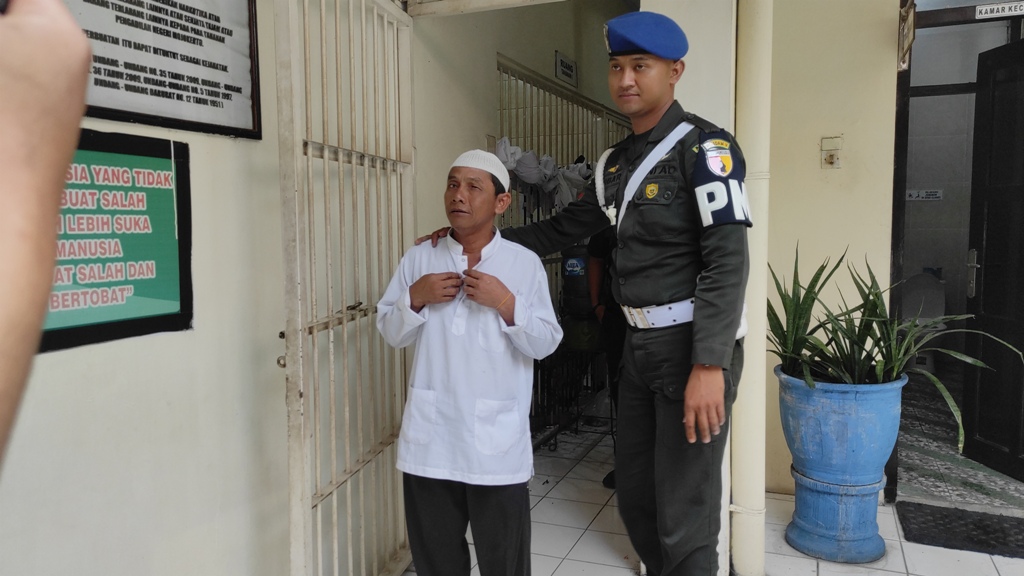 BERSALAH: Terdakwa rudapaksa anak asal Pacet, Dodik Hermawan dikawal petugas militer dan Kejaksaan Negeri Kabupaten Mojokerto usai sidang putusan di Pengadilan Negeri Mojokerto, Senin (8/12).