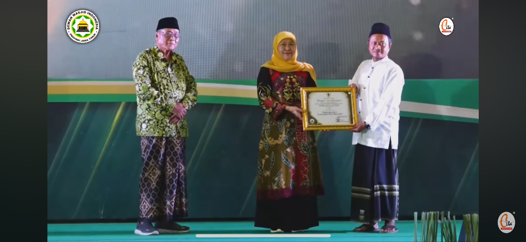 BENTUK APRESIASI: Gubernur Jawa Timur Dr HC Dra Hj Khofifah Indar Parawansa menyerahkan penghargaan juara I Masjid Award kepada perwakilan pengurus Takmir Masjid Al-Fattah Kota Mojokerto di Islamic Ce