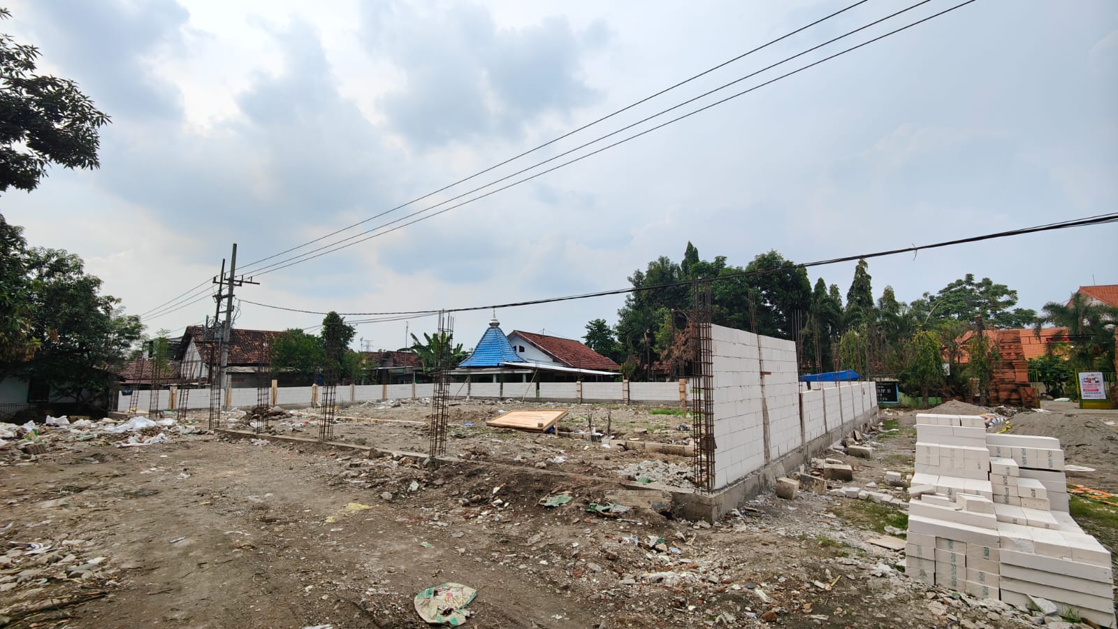 MULAI DIBANGUN: Gerai KDMP di Desa Mlirip, Kecamatan Jetis, berada tepat di depan SDN 2 Mlirip mulai dibangun. Proges pembangunan telah memasuki tahap pemasangan batu bata, Minggu (7/12).