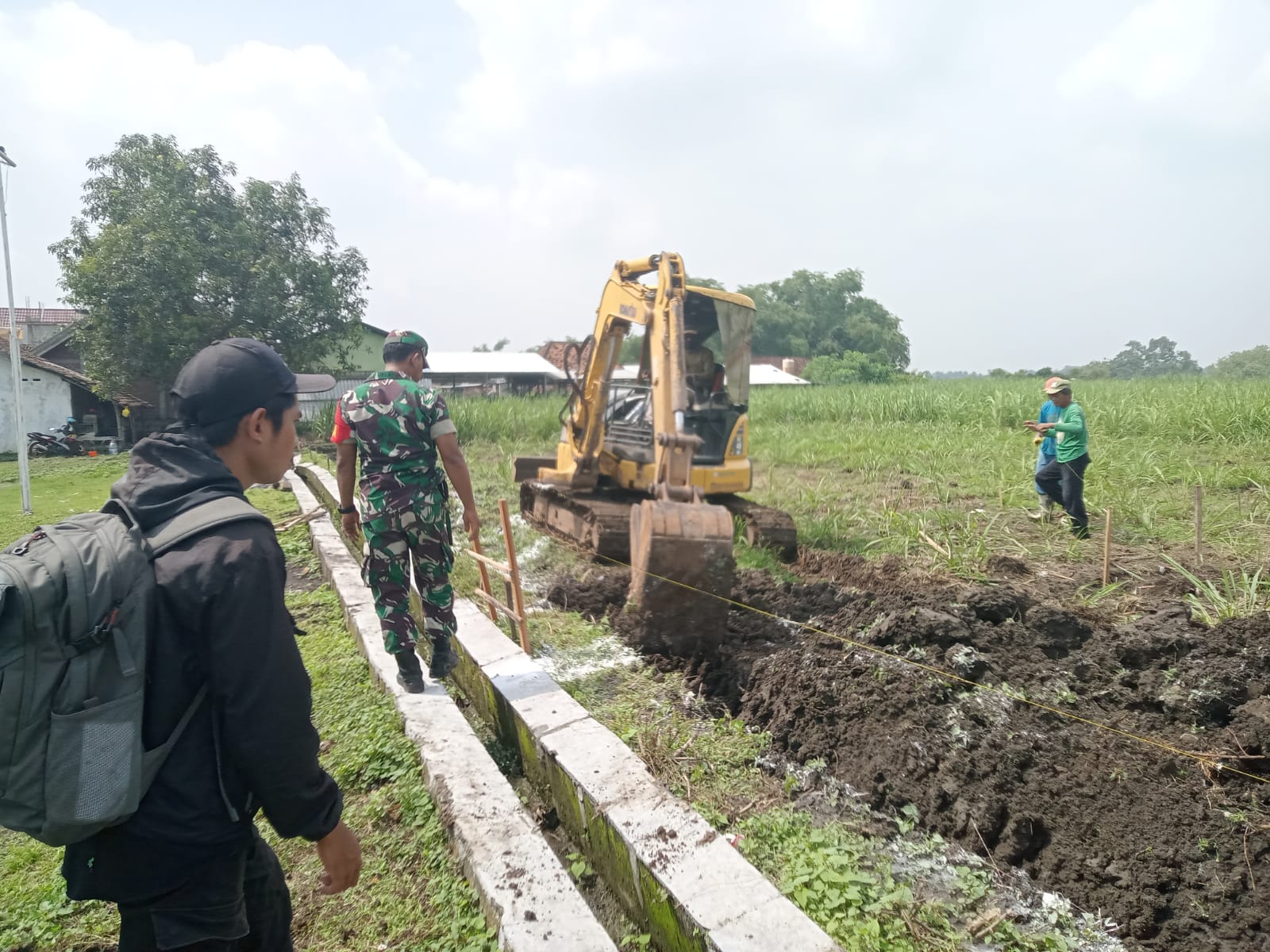 PROGRAM NASIONAL: Pengerjaan pembangunan gerai KDMP di Desa Gunungsari, Kecamatan Dawarblandong, terus digeber.