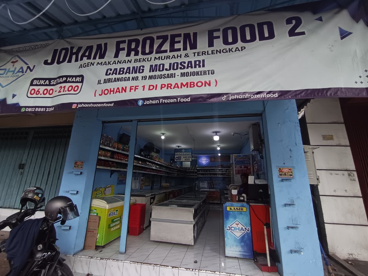 KAMBUH LAGI: Rekaman CCTV yang memperlihatkan dua orang diduga WNA sedang mengacak-acak laci kasir saat menukarkan uang di toko froozen food di Jalan Airlangga, Mojosari, Selasa (2/12).